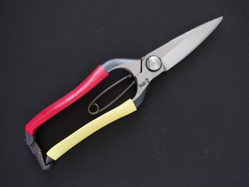 [Tobisho] Cutting buds pruner (200mm edges / Red and Yellow tape)