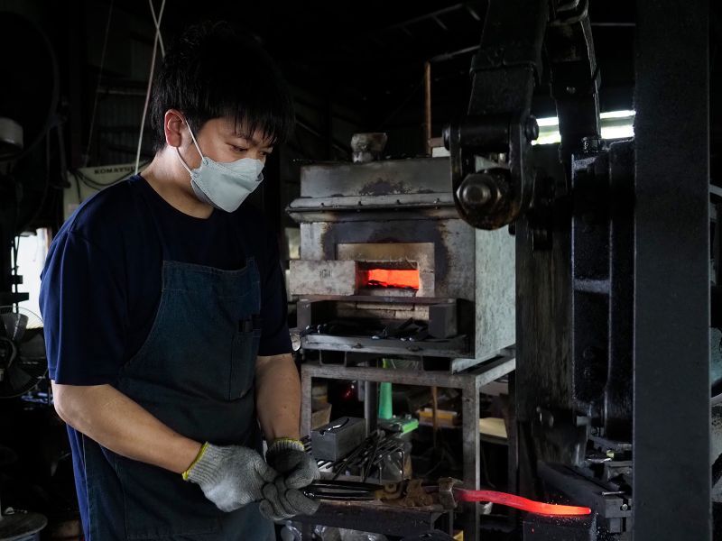 Tobisho (Working scene of current Tobisho's master blacksmith, Daiki Tobitsuka.)
